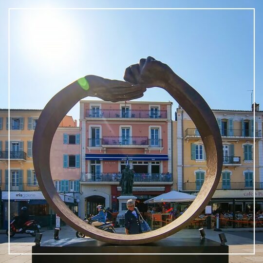 LORENZO QUINN - INSTALLATION IN ST-TROPEZ - Galeries Bartoux