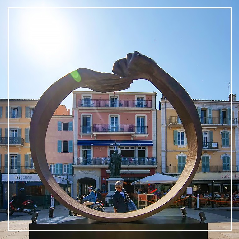 LORENZO QUINN – INSTALLATION IN ST-TROPEZ - Galeries Bartoux