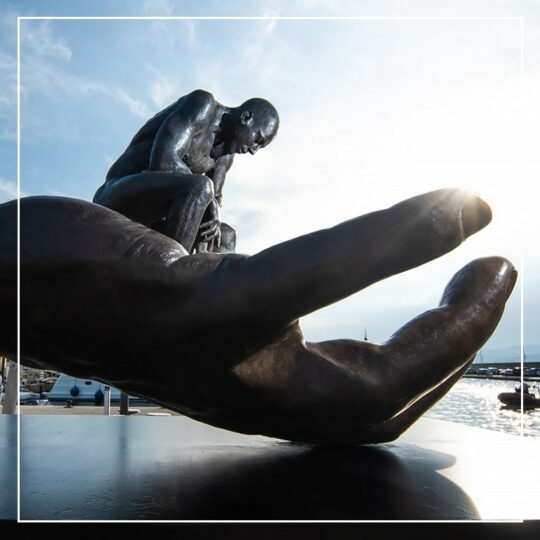 LE SCULPTEUR LORENZO QUINN POSE SES MAINS SUR SAINT-TROPEZ - Galeries Bartoux