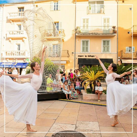 INAUGURATION OF LORENZO QUINN'S MONUMENTAL EXHIBITION IN ST-TROPEZ - Galeries Bartoux