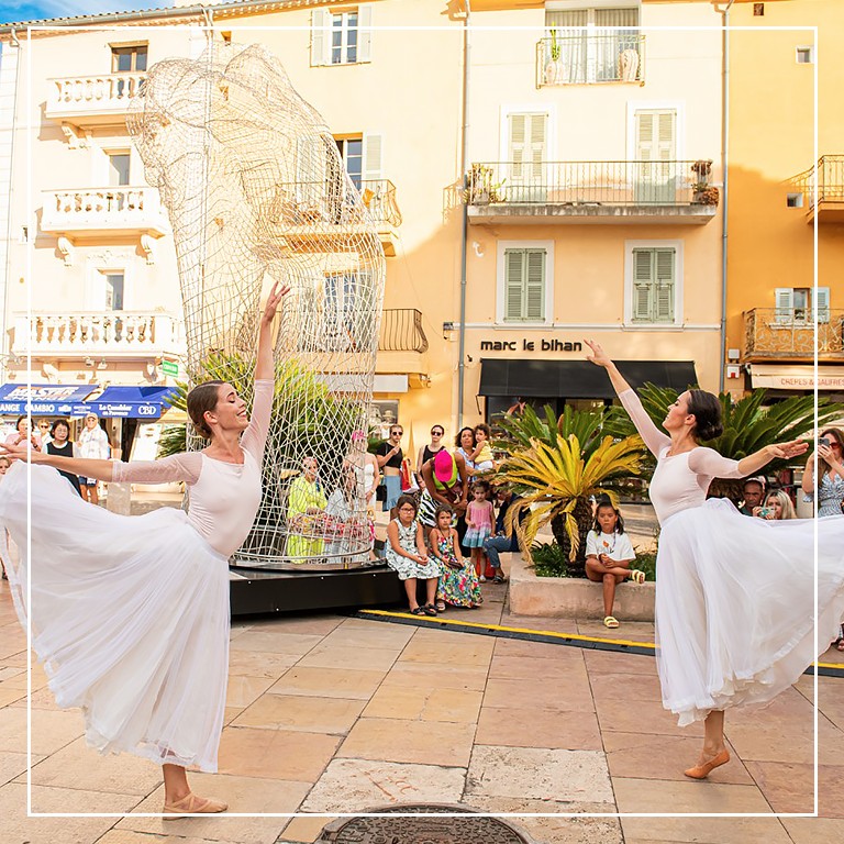 INAUGURATION OF LORENZO QUINN’S MONUMENTAL EXHIBITION IN ST-TROPEZ - Galeries Bartoux