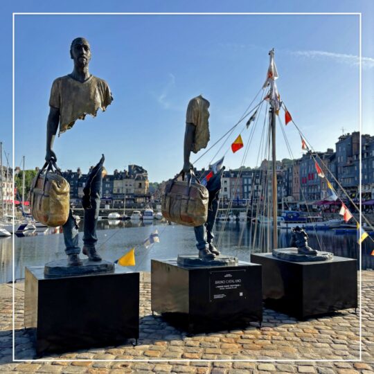 BRUNO CATALANO À HONFLEUR : LES VOYAGEURS PRENNENT PLACE DANS LA VILLE - Galeries Bartoux